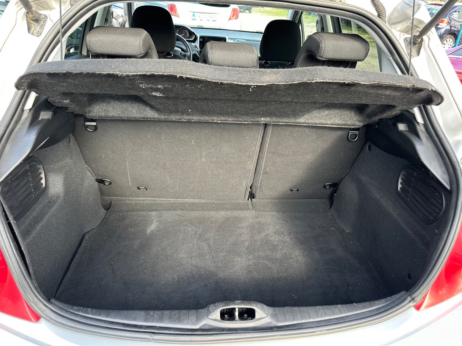 Sølv Peugeot 208 fra 2015