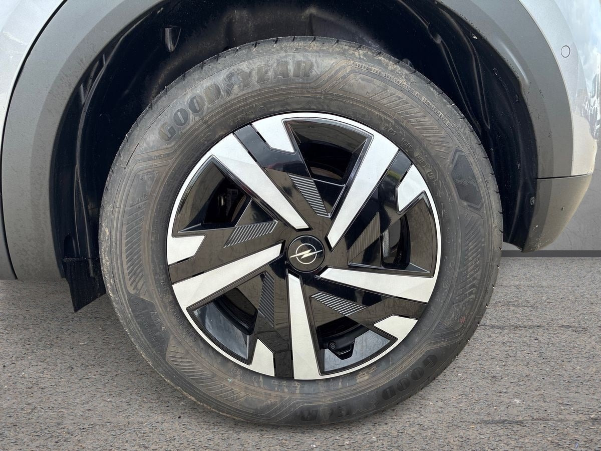 Grå Opel Mokka-e fra 2025