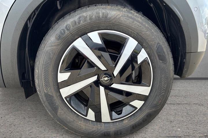 Grå Opel Mokka-e fra 2025