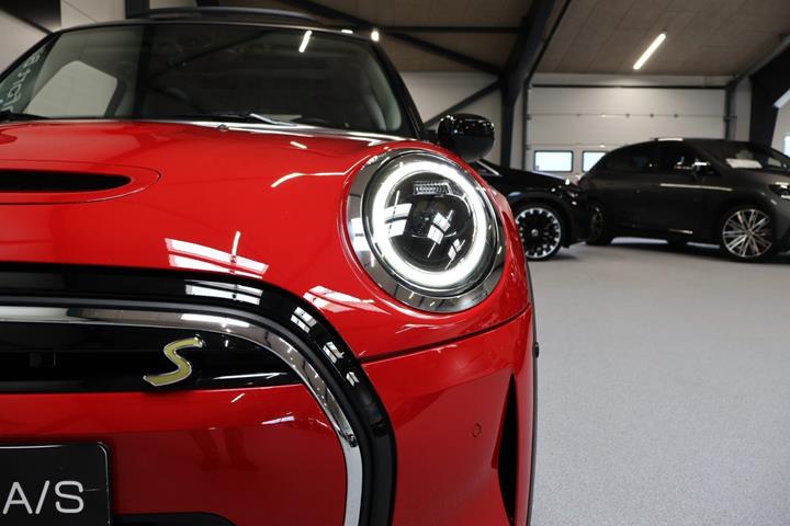 Rød Mini Cooper SE fra 2022