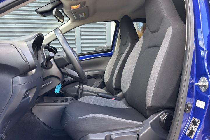 Blå Toyota Aygo X fra 2023