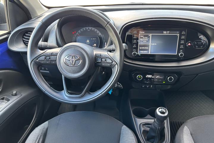 Blå Toyota Aygo X fra 2023