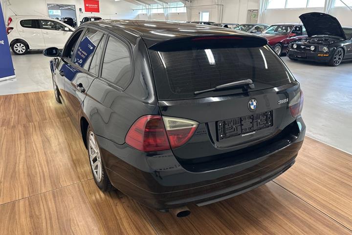 Sort BMW 318i fra 2007