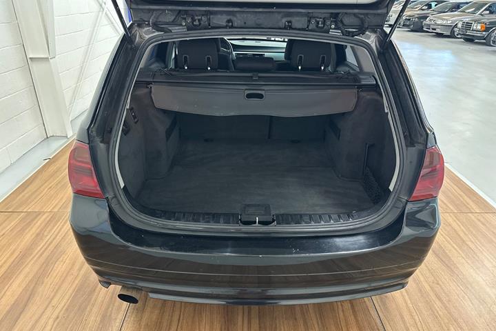 Sort BMW 318i fra 2007