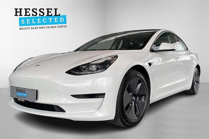 Hvid Tesla Model 3 fra 2022 set udefra