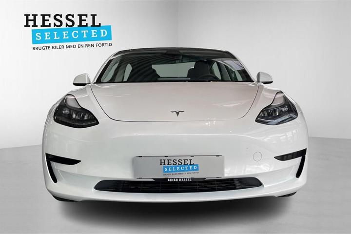 Hvid Tesla Model 3 fra 2022