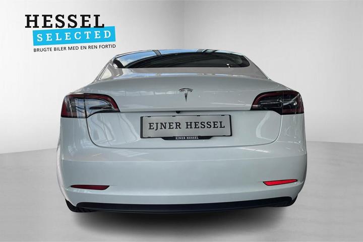 Hvid Tesla Model 3 fra 2022