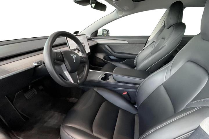 Hvid Tesla Model 3 fra 2022