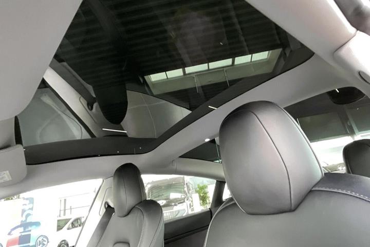 Hvid Tesla Model 3 fra 2022