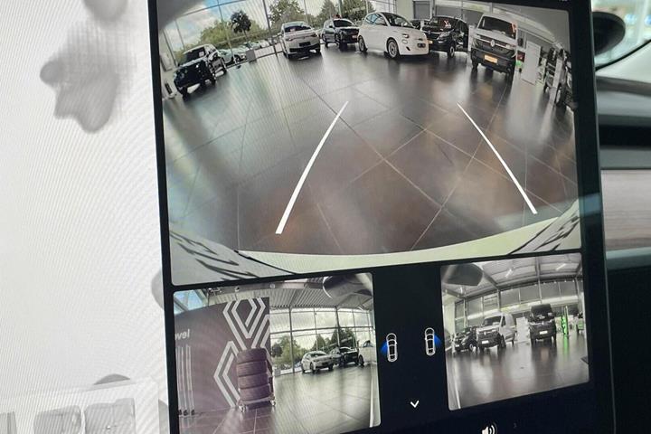 Hvid Tesla Model 3 fra 2022