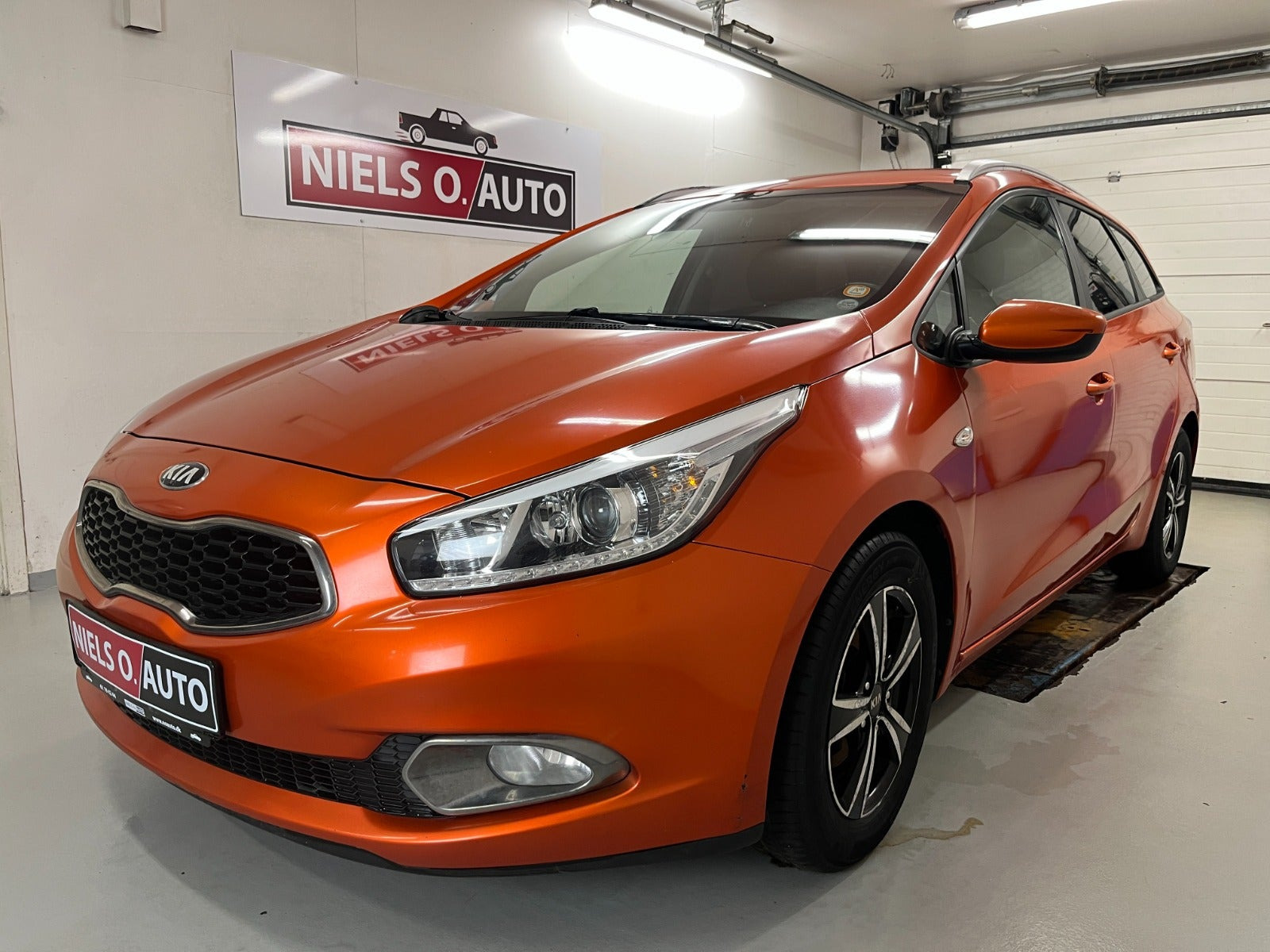 Orange Kia Ceed fra 2014
