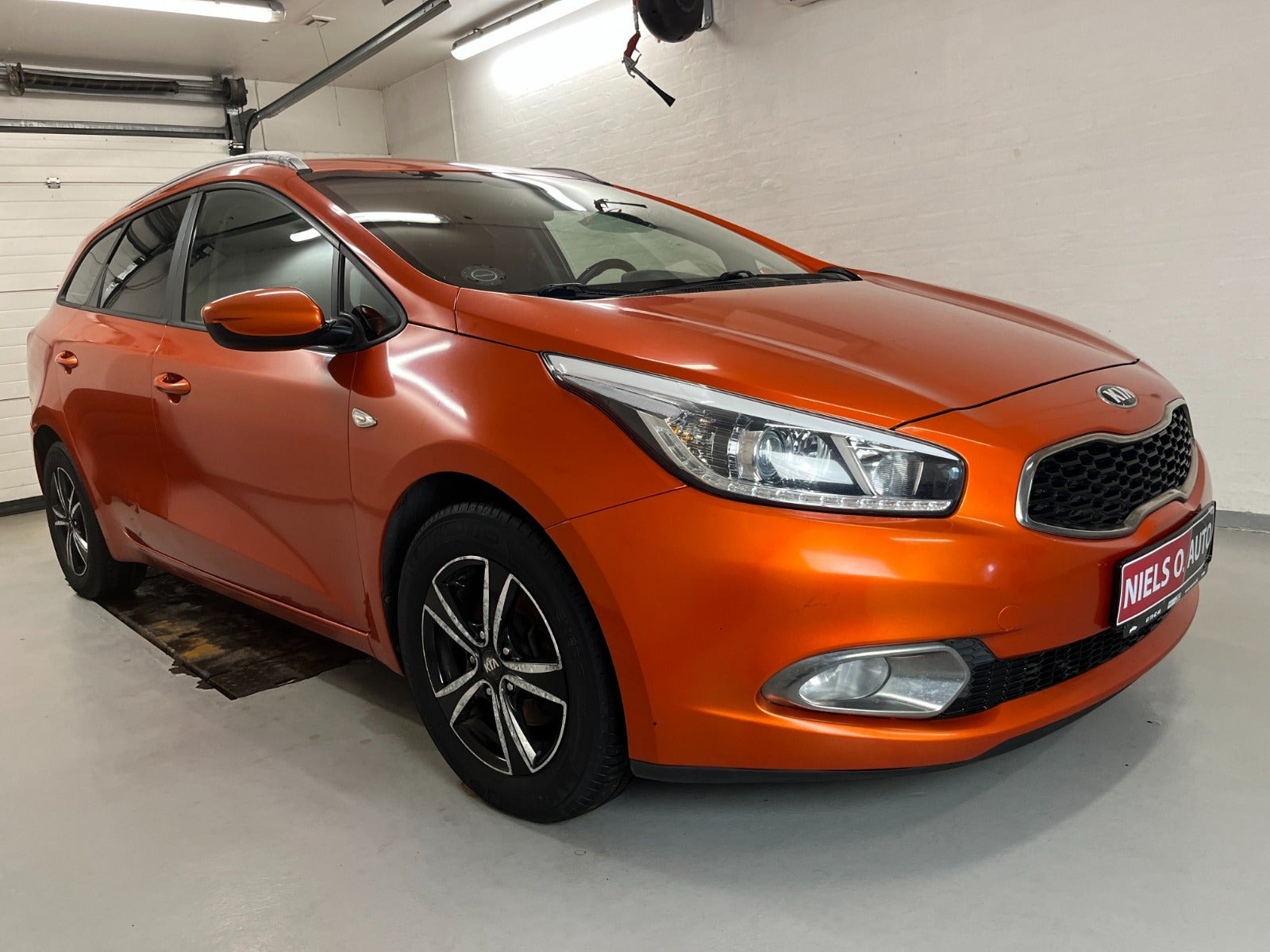 Orange Kia Ceed fra 2014