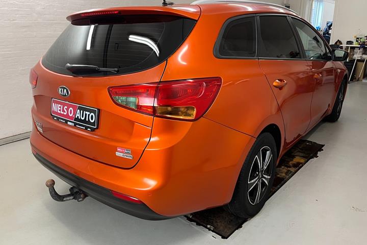 Orange Kia Ceed fra 2014