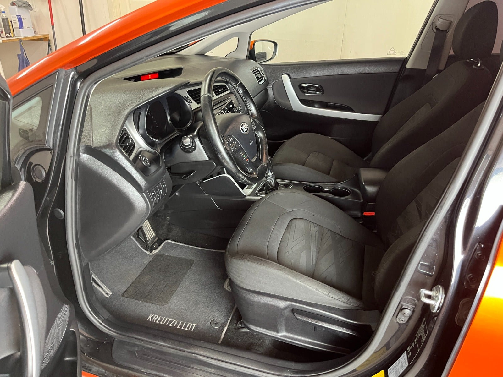 Orange Kia Ceed fra 2014