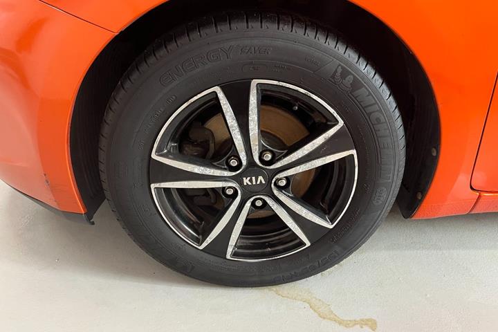 Orange Kia Ceed fra 2014