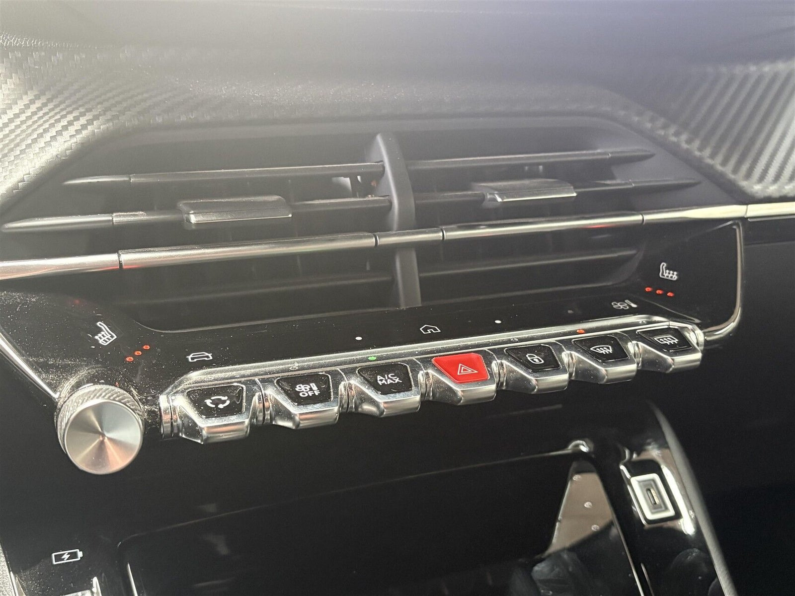 Grå Peugeot 2008 fra 2023