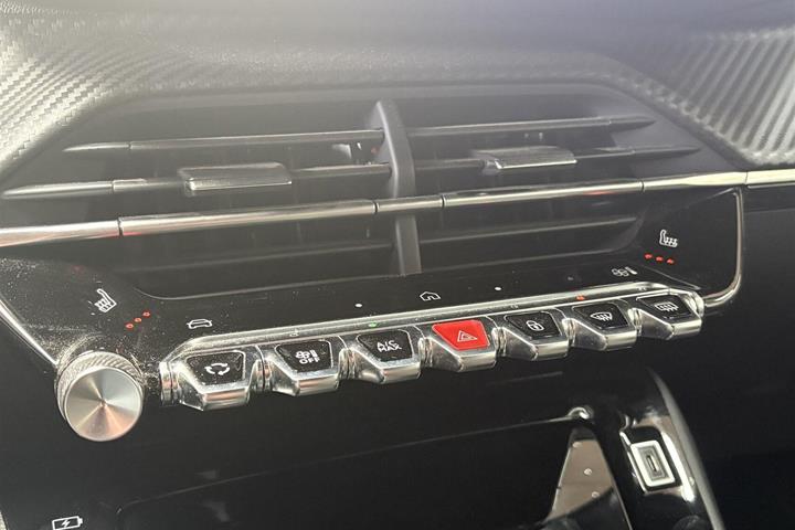 Grå Peugeot 2008 fra 2023