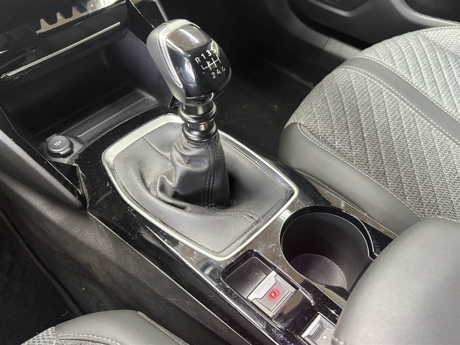 Grå Peugeot 2008 fra 2023