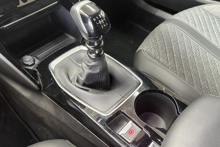 Grå Peugeot 2008 fra 2023