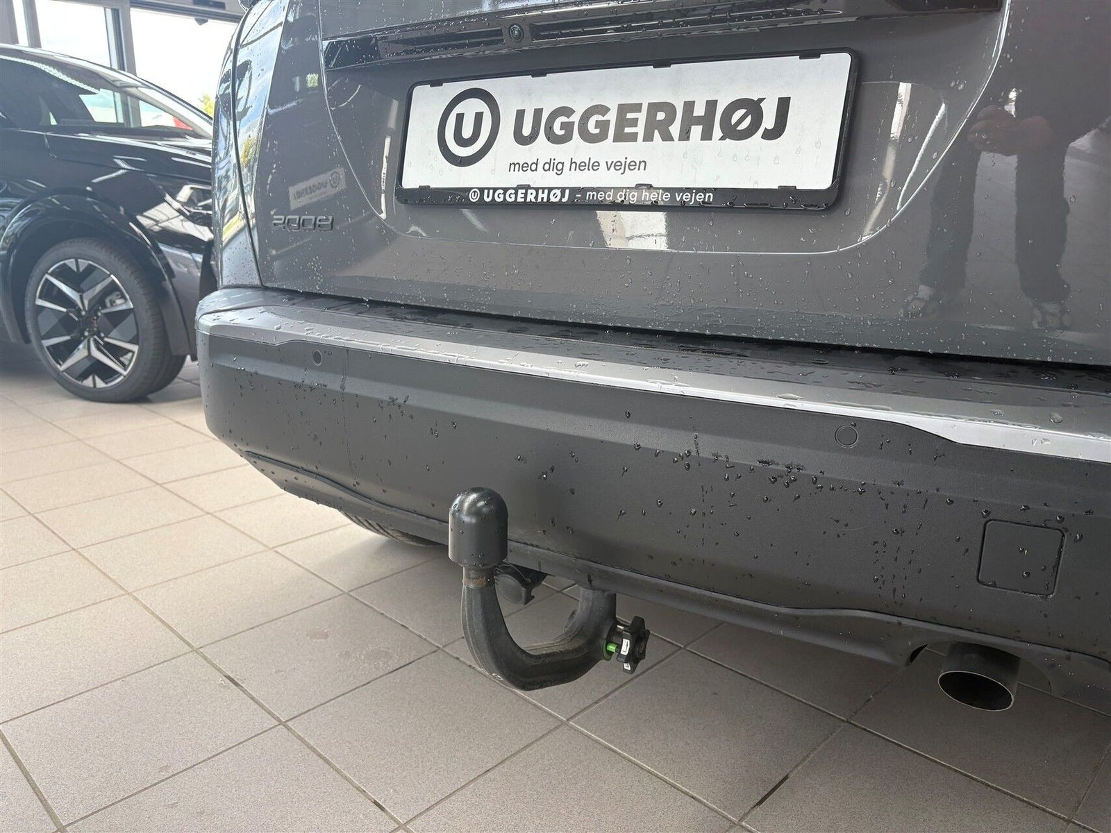 Grå Peugeot 2008 fra 2023