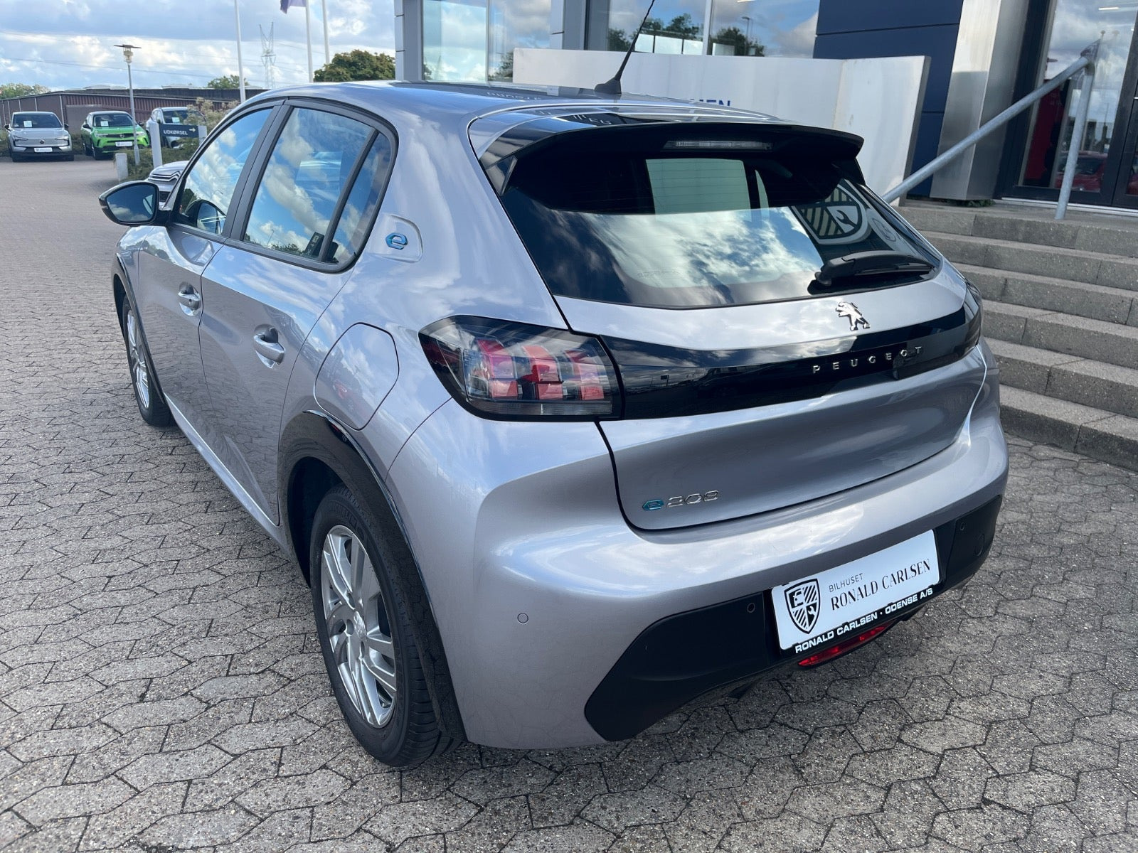 Sølv Peugeot e-208 fra 2022