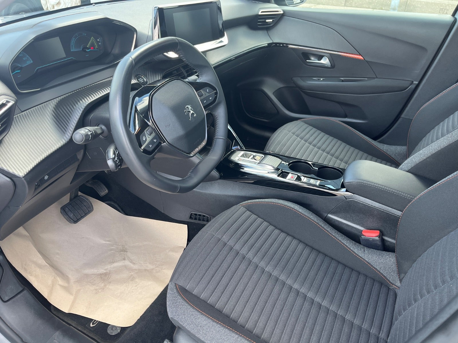 Sølv Peugeot e-208 fra 2022