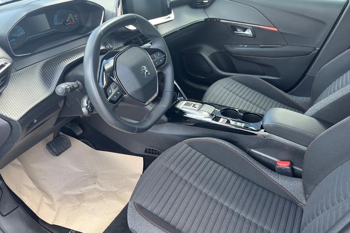 Sølv Peugeot e-208 fra 2022