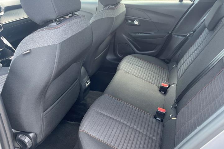 Sølv Peugeot e-208 fra 2022