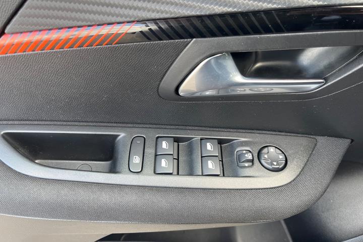 Sølv Peugeot e-208 fra 2022