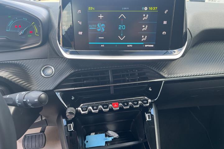 Sølv Peugeot e-208 fra 2022