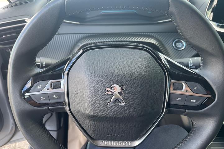 Sølv Peugeot e-208 fra 2022