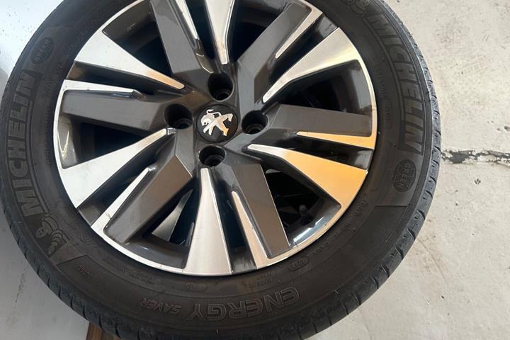 Hvid Peugeot 2008 fra 2017