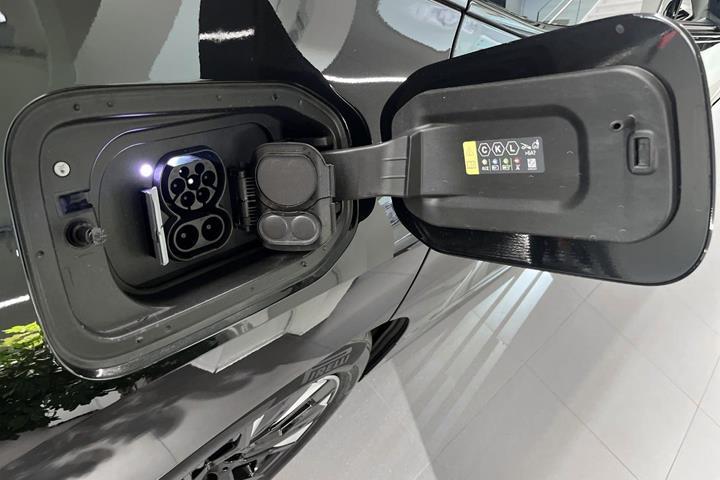 Sort BMW iX fra 2026