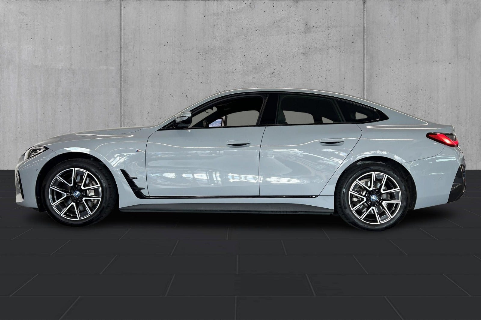 Grå BMW i4 fra 2024