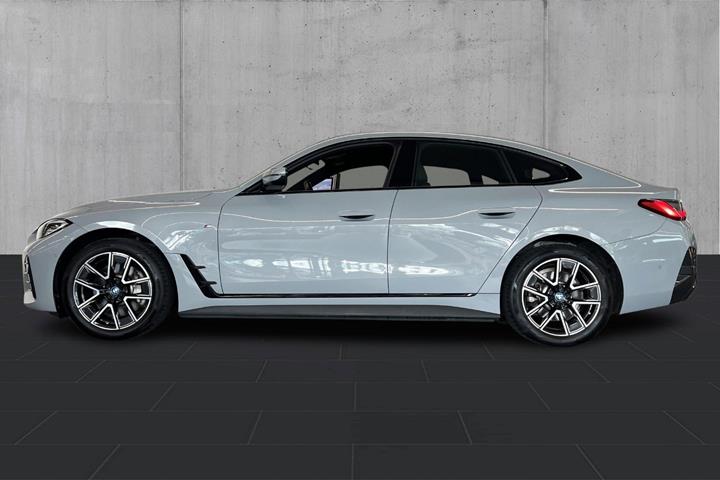 Grå BMW i4 fra 2024