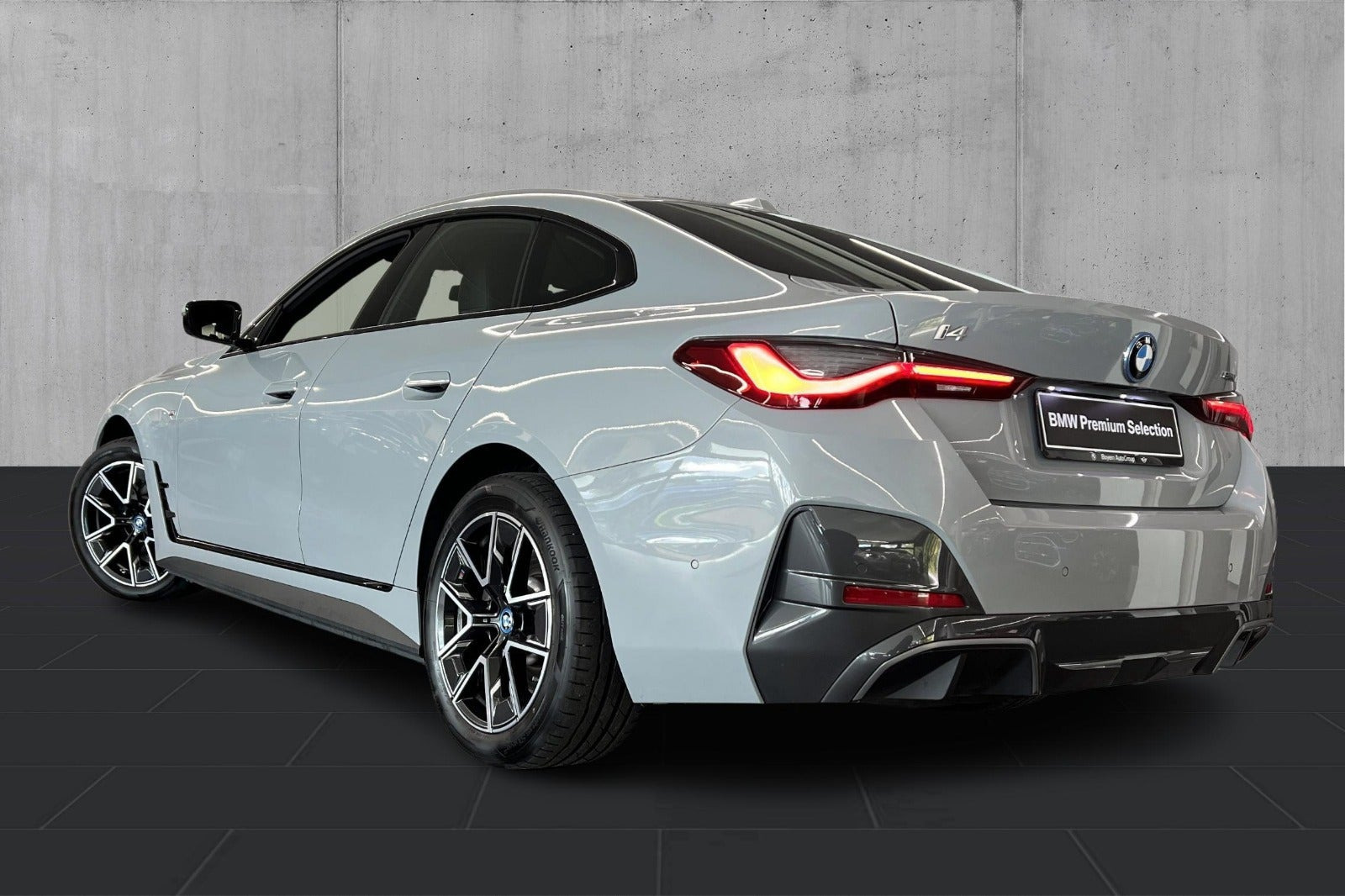 Grå BMW i4 fra 2024