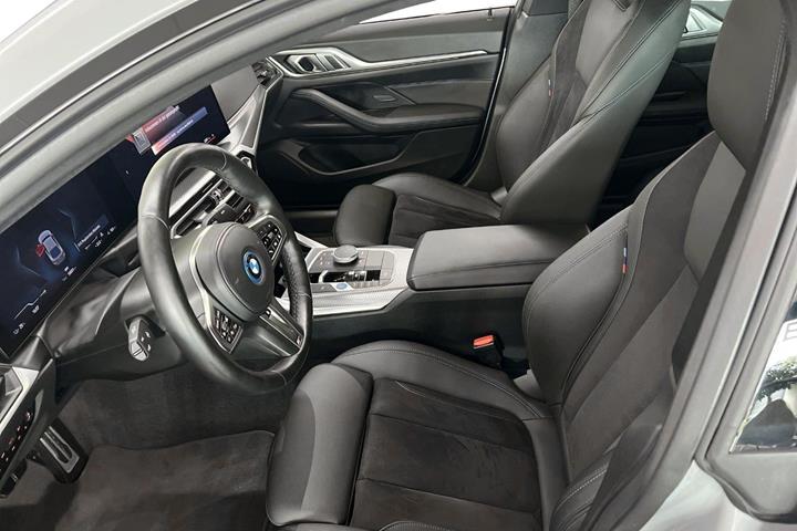 Grå BMW i4 fra 2024