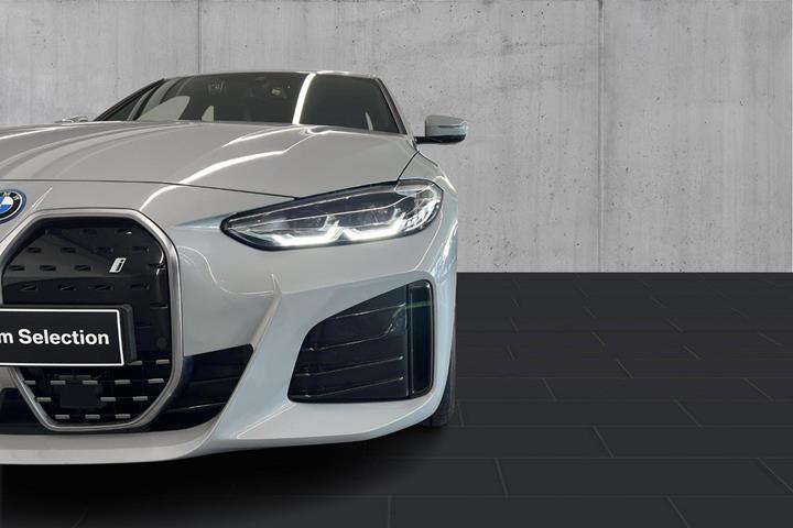 Grå BMW i4 fra 2024
