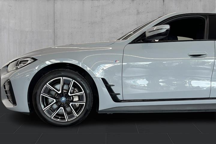 Grå BMW i4 fra 2024