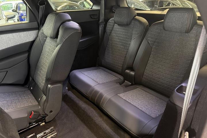 Sort Peugeot e-5008 fra 2025