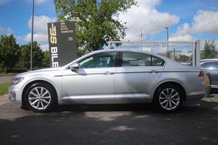 Sølv VW Passat fra 2016