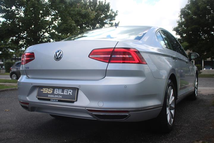 Sølv VW Passat fra 2016