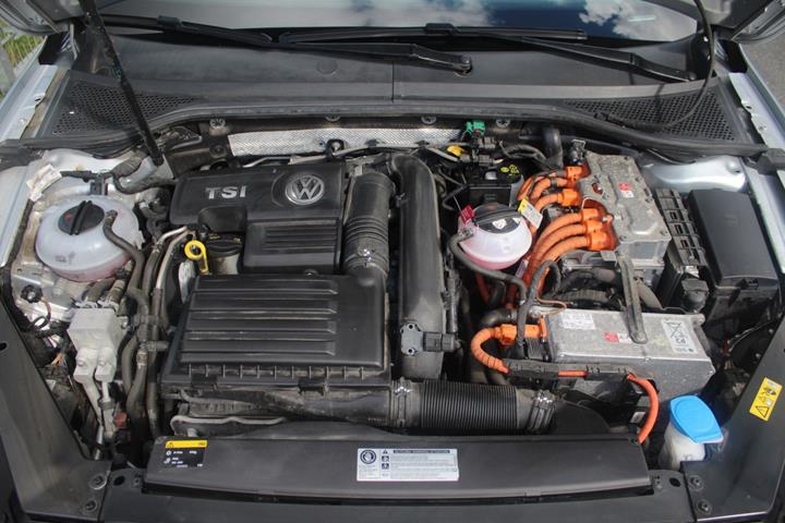 Sølv VW Passat fra 2016