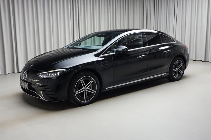 Sort Mercedes EQE350 fra 2023