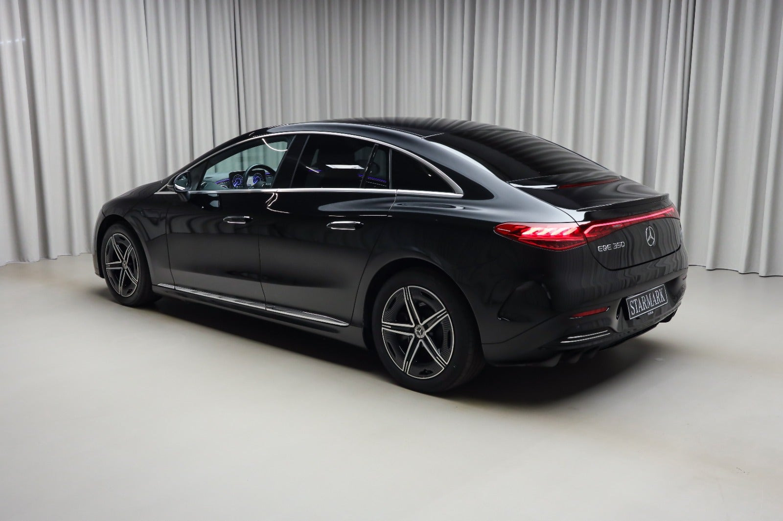 Sort Mercedes EQE350 fra 2023