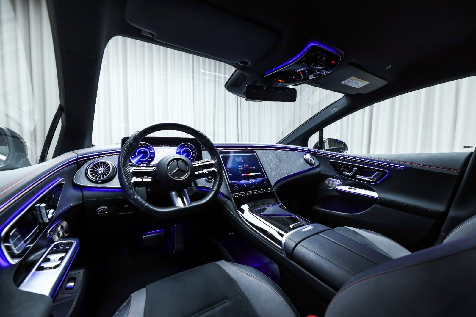 Sort Mercedes EQE350 fra 2023