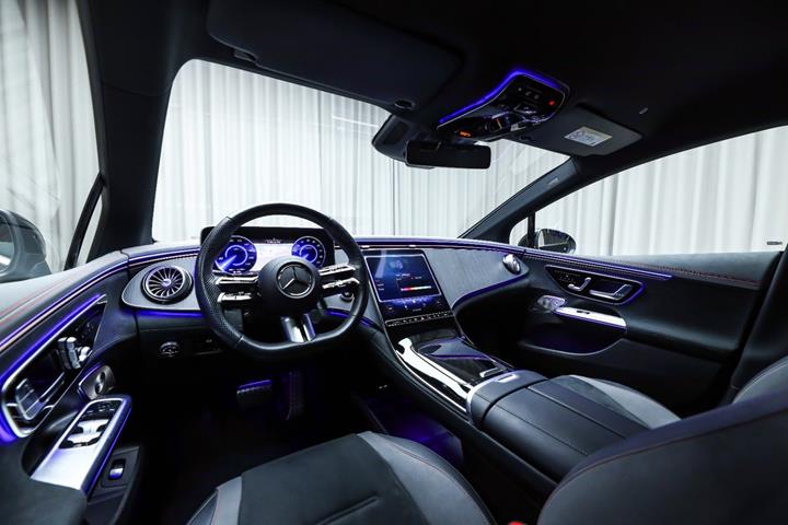 Sort Mercedes EQE350 fra 2023