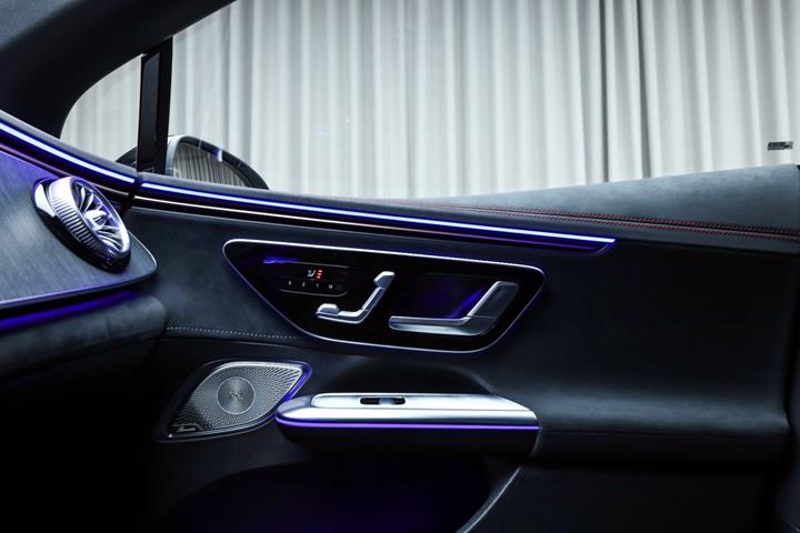 Sort Mercedes EQE350 fra 2023