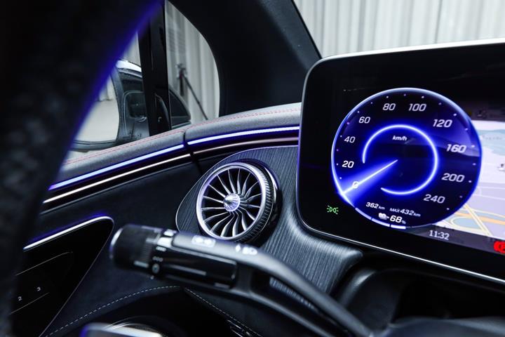 Sort Mercedes EQE350 fra 2023