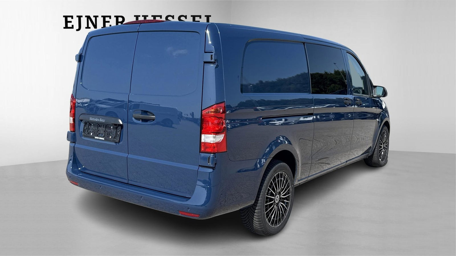 Blå Mercedes Vito 114 fra 2022